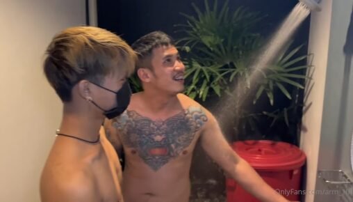 อาร์มร้อยเอ็ดนัดน้องน่ารักคนหนึ่งพาไปเซ็กส์หมู่ที่รีสอร์ทแห่งหนึ่ง อาบน้ำด้วยกัน ถ่ายคลิปกันเองเย็ดไปด้วยถ่ายไปด้วย อมควยนั่งเทียน เย็ดมันส์น้ำแตก