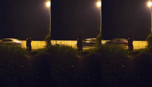 สองหนุ่มนิยมOutdoorตัวพ่อของวงการ โชว์ความเงี่ยนเย็ดกันริมถนน มีมอเตอร์ไซค์และรถยนต์วิ่งผ่านแบบไม่ทันคาดคิด ตื่นเต้นมาก