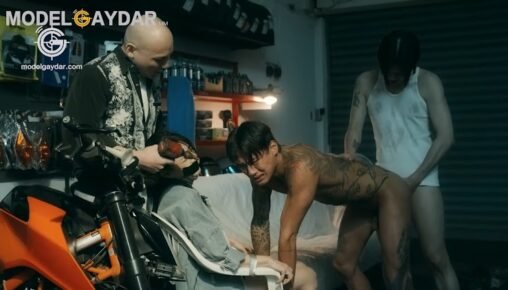 เด็กช่างหนุ่มหล่อถูกเจ้าของอู่ซ่อมรถเกย์ข่มขืน เขาโดนเย็ดต่อหน้าแฟนสาวของเขา แต่ควยของเขากลับแข็งและรู้สึกเสียวจนน้ำแตก