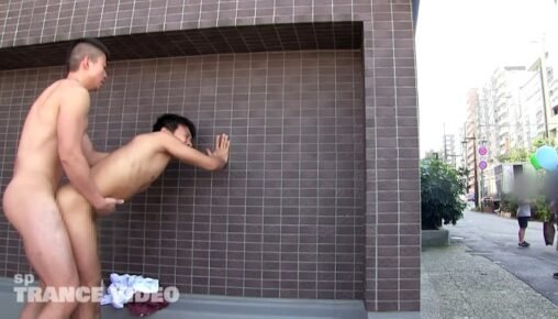 แอบมีเซ็กส์ในที่สาธารณะที่ท้าทายที่สุด คนผ่านไปมาตั้งกล้องแอบถ่ายสองหนุ่มบ้านบ้าน แอบเย็ดกันมันๆ ข้างคอนโดกระเด้าแรงๆเน้นๆเงี่ยนน้ำแตกใส่ปาก