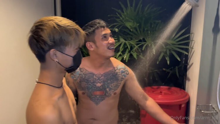 อาร์มร้อยเอ็ดนัดน้องน่ารักคนหนึ่งพาไปเซ็กส์หมู่ที่รีสอร์ทแห่งหนึ่ง อาบน้ำด้วยกัน ถ่ายคลิปกันเองเย็ดไปด้วยถ่ายไปด้วย อมควยนั่งเทียน เย็ดมันส์น้ำแตก