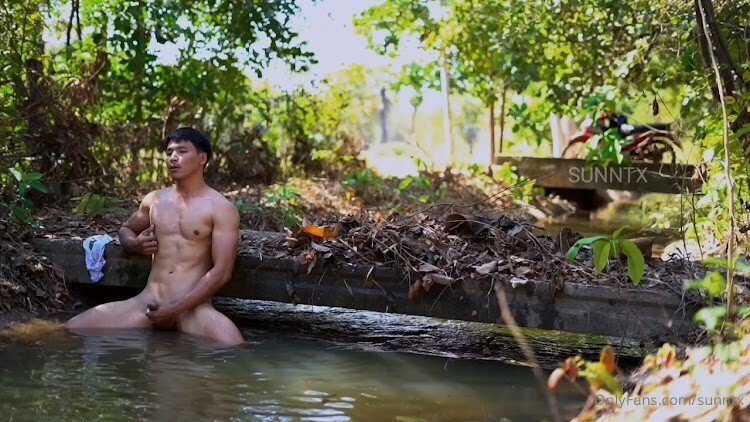 พี่ซัน นั่งแช่น้ำในคูน้ำเย็นๆท่ามกลางธรรมชาติอันร่มรื่น ก่อนจะชักว่าวน้ำแตกโชว์ด้วยความเงี่ยน