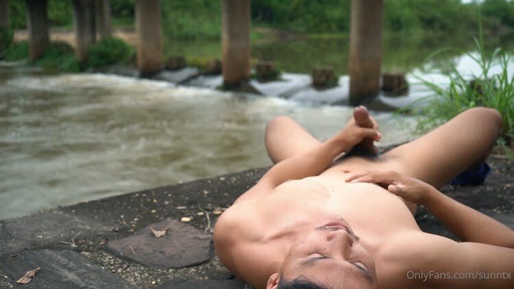 นอนชักว่าวริมฝายน้ำใสไหลเย็น บรรยากาศร่มรื่น ใครผ่านมาเห็นคงเสียวมาก พี่ซันนอนเงี่ยน แก้ผ้าชักว่าวoutdoorในที่สาธารณะ