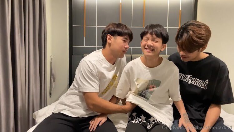 กาดกลับมาเจอน้องแบ็คอีกครั้งแต่มีเซอร์ไพรส์มีคนมาแจมเป็น3someที่น่ารักประกบหน้าหลัง ขณะที่ควยเราเย็ดตูดเขาก็โดนอีกคนเย็ดตูดเราไปพร้อมๆกัน มันแค่ไหนต้องลองครับแตกใส่หน้า