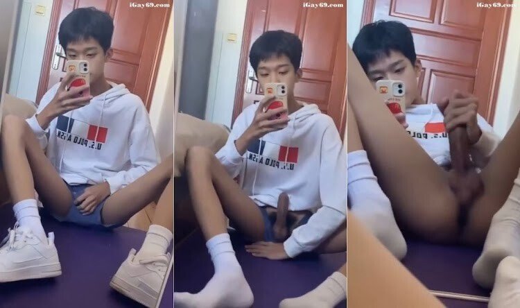 วัยรุ่นน้ำเยอะ ตี๋น้อยน่ารักเงี่ยนจัดอวดควยชักว่าว ใช้มือถือถ่ายคลิปหน้ากระจกจนน้ำแตกทะลัก