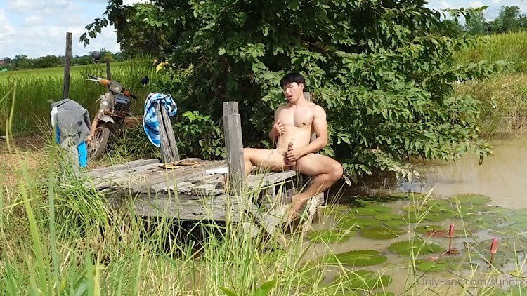 ริมบึงบัวบรรยากาศดี พี่ซันเลยถือโอกาสมานั่งแก้ผ้าโชว์ ชักว่าวเล่น น้ำแตกชิวๆ จะมีคนแอบมองไหมนะ ริมบึงบัวบรรยากาศดี พี่ซันเลยถือโอกาสมานั่งแก้ผ้าโชว์ ชักว่าวเล่น น้ำแตกชิวๆ จะมีคนแอบมองไหมนะ