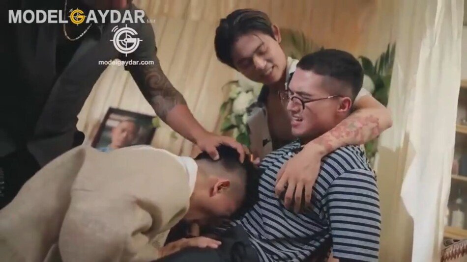 แก๊งเงินกู้บังคับให้ลูกอมควยพ่อ บังคับให้พ่ออมควยลูก ก่อนข่มขืน ทั้งคู่และบังคับให้ทั้งคู่เย็ดกัน ขณะไว้ทุกข์ให้กับคนรักที่จากไป แก๊งเงินกู้บังคับให้ลูกอมควยพ่อ บังคับให้พ่ออมควยลูก ก่อนข่มขืน ทั้งคู่และบังคับให้ทั้งคู่เย็ดกัน ขณะไว้ทุกข์ให้กับคนรักที่จากไป