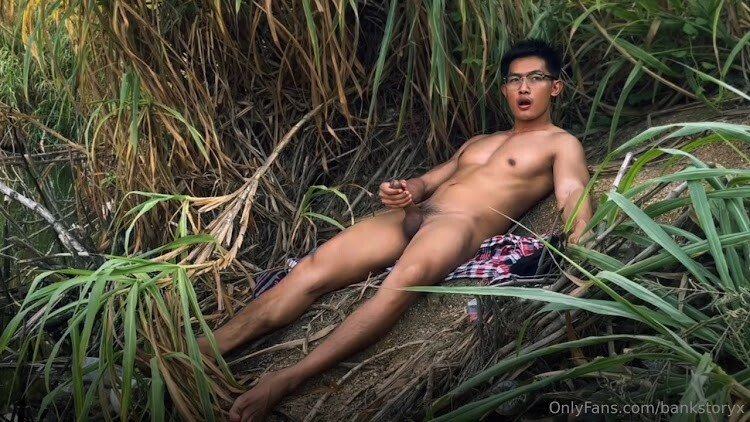 นายBlank นายแบบเกย์ไทยตัวตึงแห่งOnlyfans มานอนชักว่าวโชว์อยู่ริมตลิ่ง ท่ามกลางธรรมชาติอันร่มรื่น เงี่ยนมาเต็ม น้ำแตกกันจะๆ
