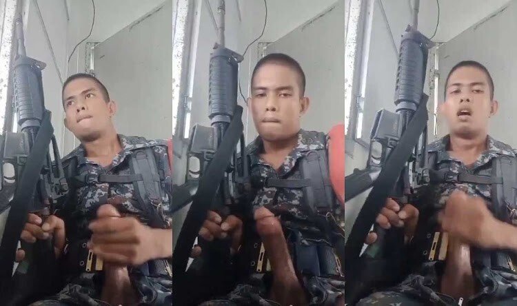 ทหารควยใหญ่ น้ำเยอะมาก กระสุนแรงมาก ระหว่างปฏิบัติหน้าที่พี่ก็ชักว่าวโชว์ไปด้วย จับทั้งปืนจับทั้งควยเงี่ยนโคตร