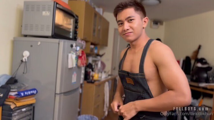 เติ้ลกิตติคุณ แสดงฝีมือเข้าครัวทำพิซซ่าสูตรเด็ด แต่ระหว่างรออบพิซซ่าเขาเกิดเงี่ยนขึ้นมาเลยชักว่าวโชว์น้ำแตกไปพลางๆ เติ้ลกิตติคุณ แสดงฝีมือเข้าครัวทำพิซซ่าสูตรเด็ด แต่ระหว่างรออบพิซซ่าเขาเกิดเงี่ยนขึ้นมาเลยชักว่าวโชว์น้ำแตกไปพลางๆ